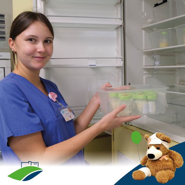 Serie #TeamKiKli: C2 – Pflege, die berührt; Alina Dräger am Kühlschrank der Frauenmilchbank
