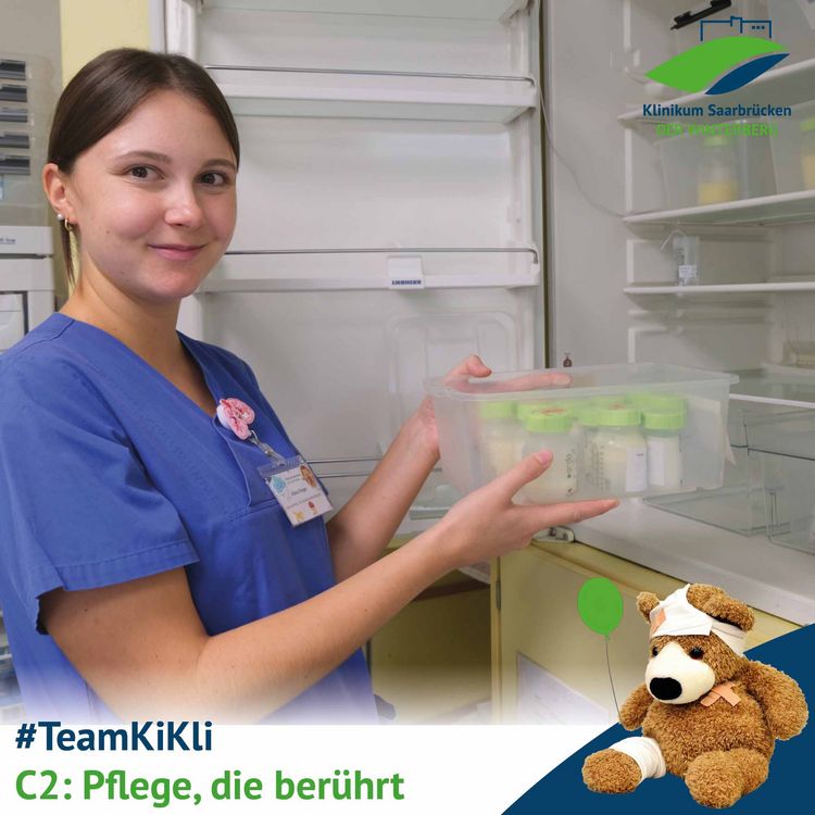 Serie #TeamKiKli: C2 – Pflege, die berührt; Alina Dräger am Kühlschrank der Frauenmilchbank