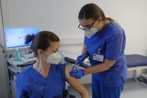 Mitarbeiterin wird im Klinikum Saarbrücken geimpft