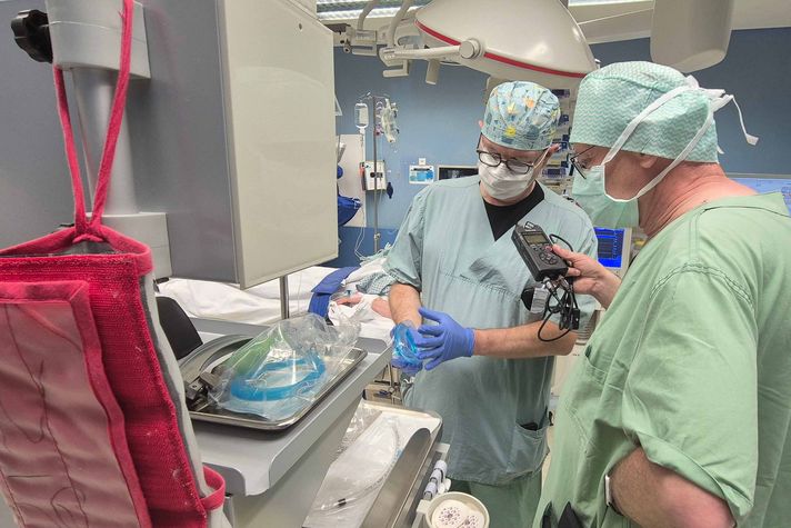 PD Dr. Konrad Schwarzkopf erklärt VdK-Saarland-Chef Peter Springborn im OP im Klinikum Saarbrücken verschiedene Beatmungsmethoden