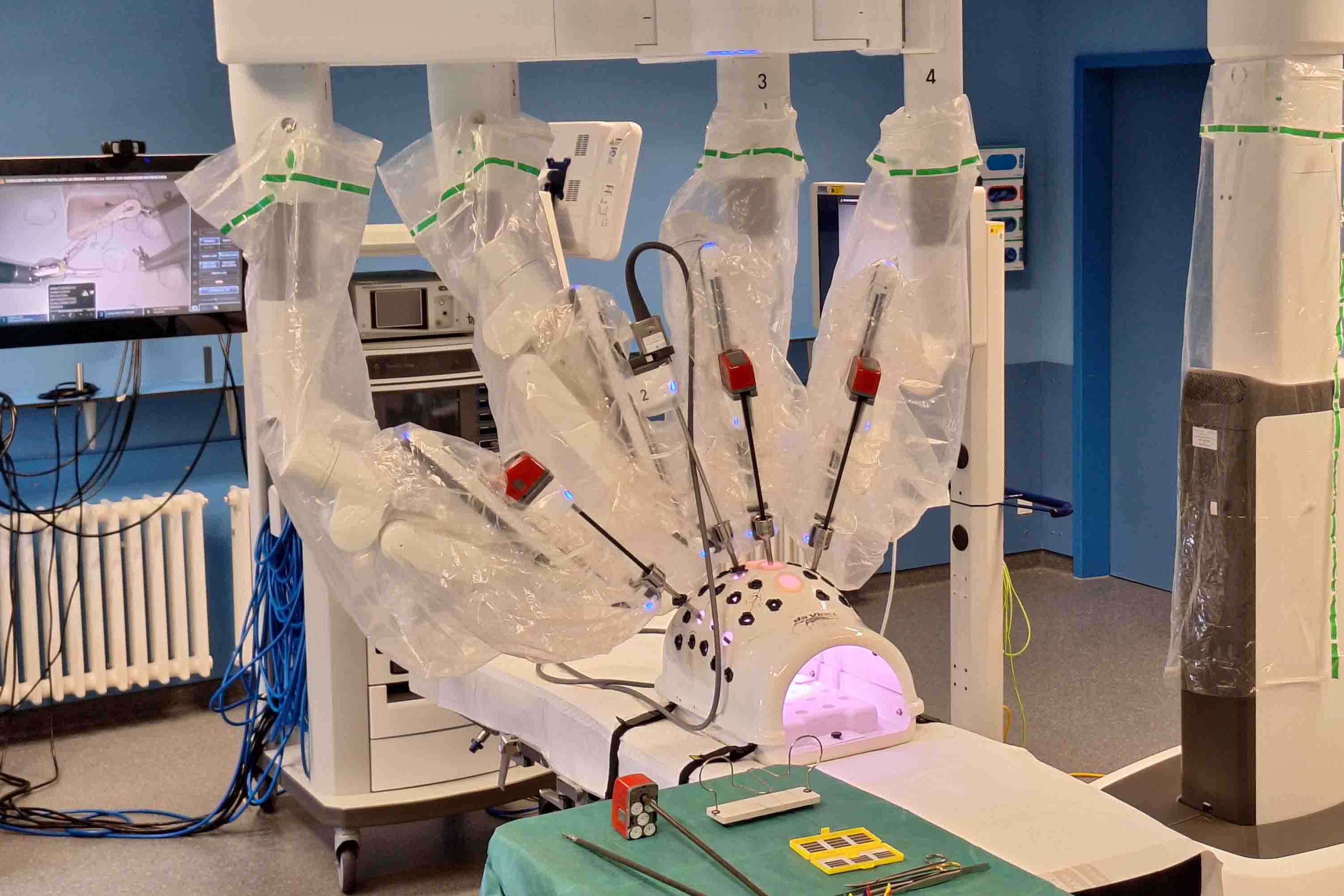 Foto des DaVinci-Operationsroboters an einem Übungstorso.