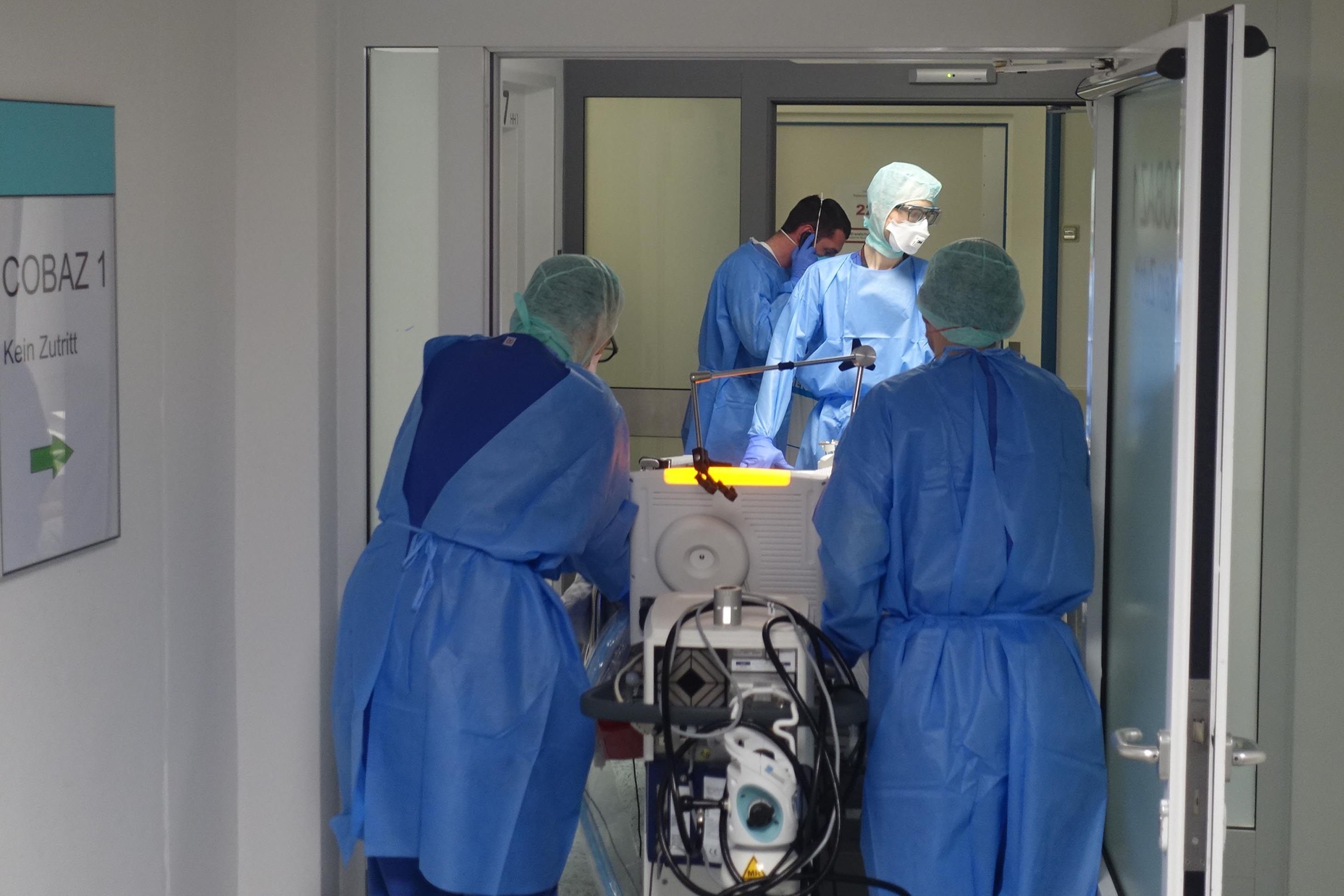 Erste Patientenverlegung ins Corona-Beatmungszentrum im März 2020