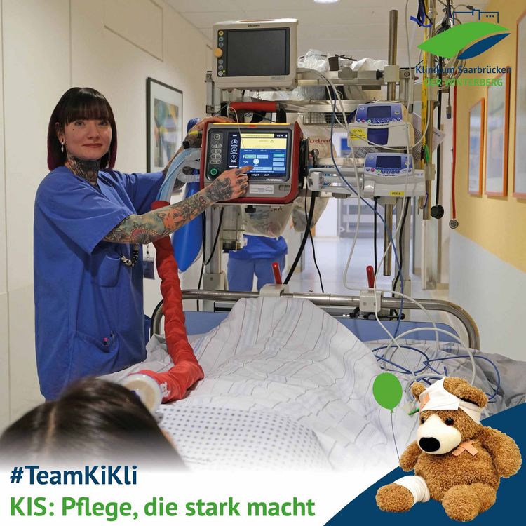 Serie #TeamKiKli: KIS – Pflege, die stark macht; Kinderkrankenpflegerin Jana Meguin bei einer Patientenfahrt in den OP