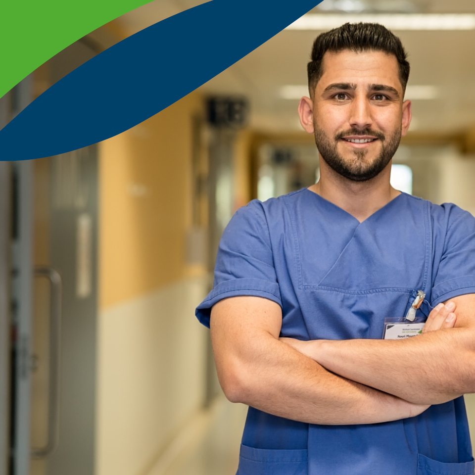 Mitarbeiter der Intensivstation auf dem Flur mit verschränkten Armen, oben links: Teile des Logos vom Klinikum Saarbrücken