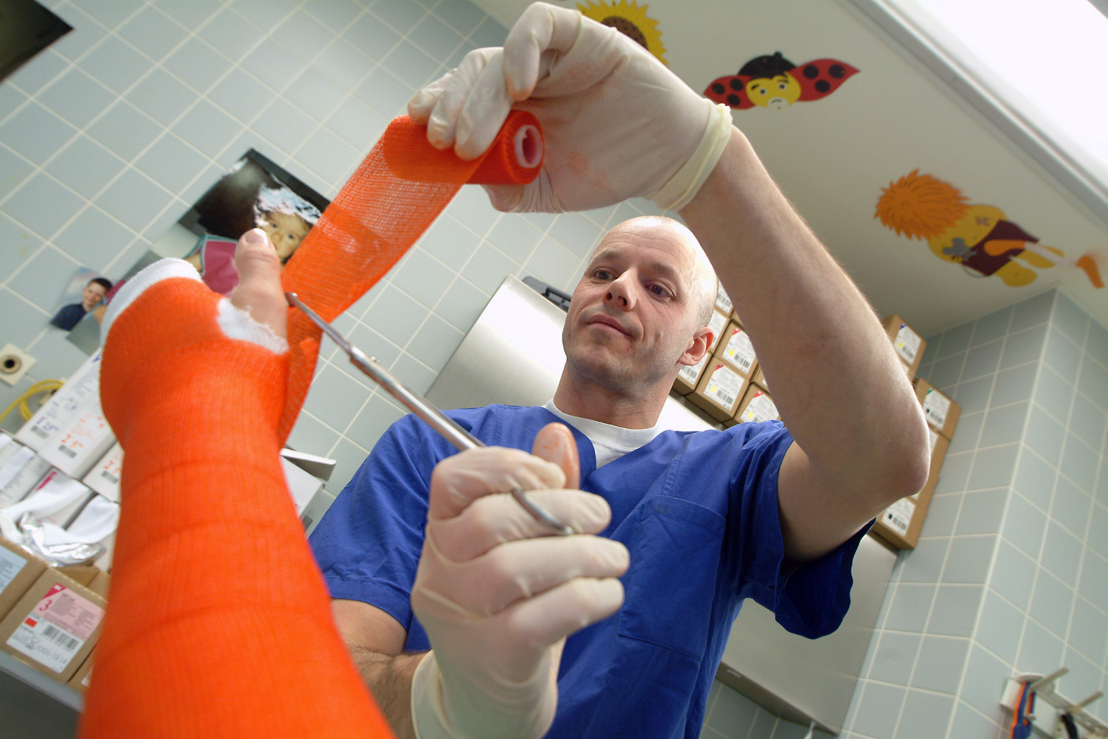 Im Gipsraum dürfen sich Patientinnen und Patienten eine Farbe für den Verband aussuchen.