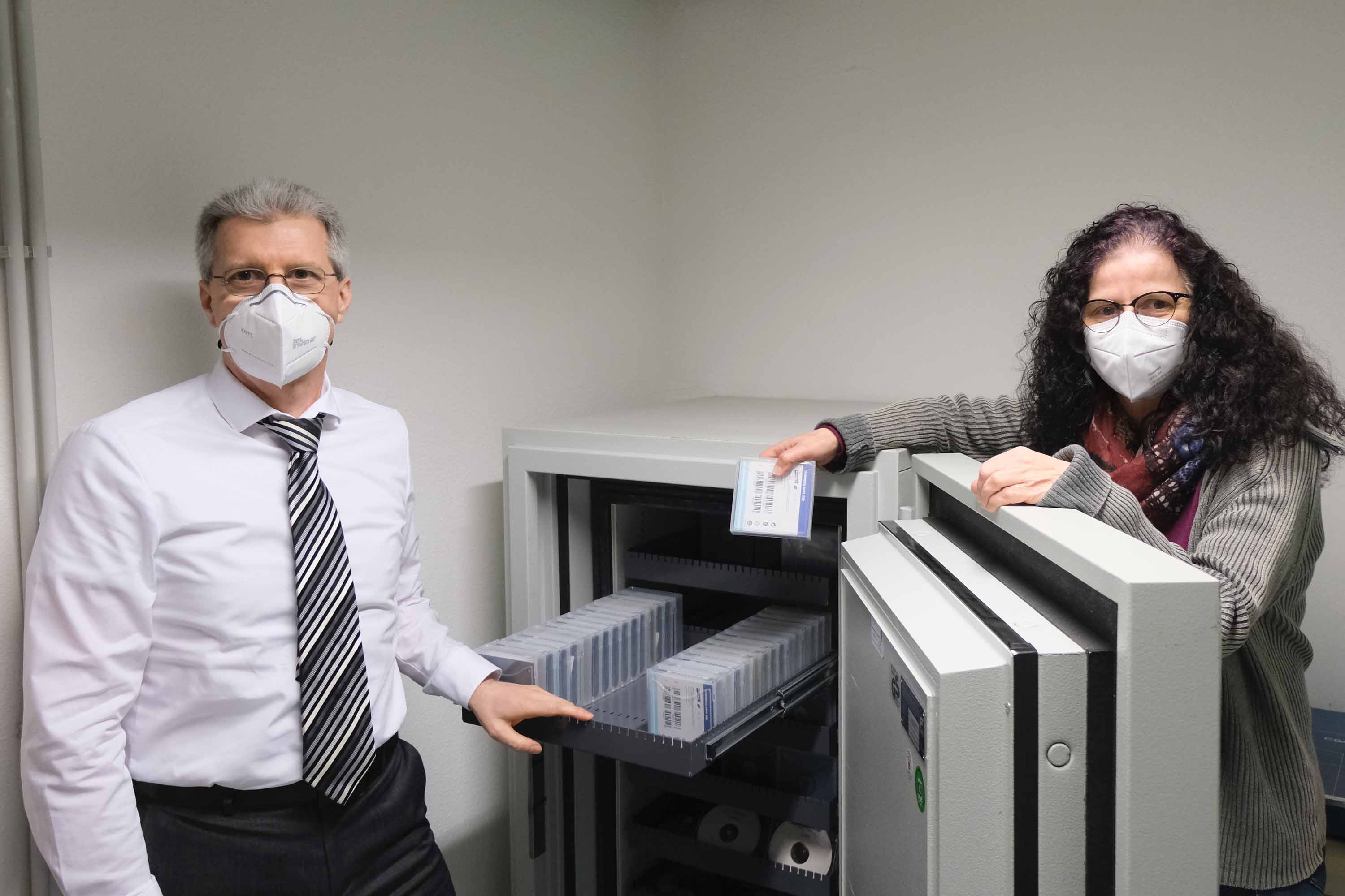 Jochen Diener und Susanne Anschütz mit Datensicherungsbändern im Klinikum Saarbrücken