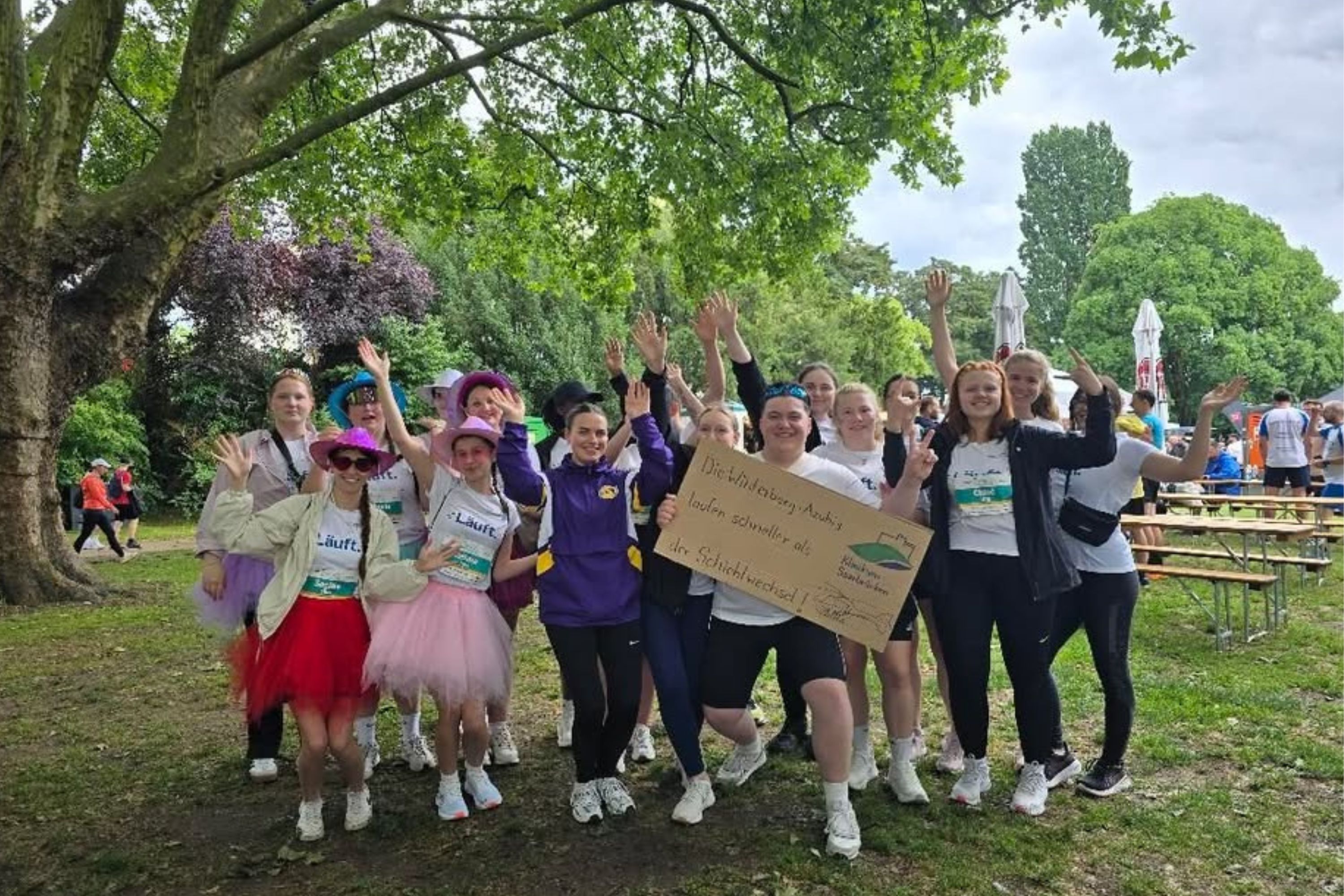 Eine Gruppe Auszubildender beim Firmenlauf 2026 in Saarbrücken.